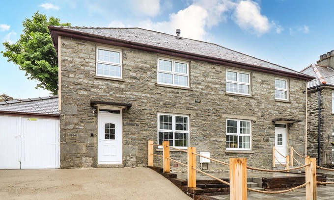 Rhiwbryfdir Cottage | TRYFAN, character holiday cottage in Blaenau Ffestiniog