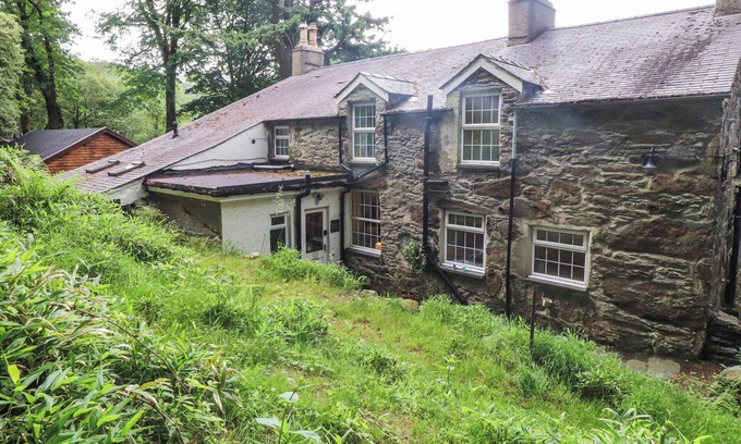 Beddgelert Cottage | TRYFAN COTTAGE, pet friendly, with open fire in Nant Gwynant