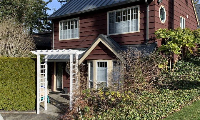 Delta House | Tsawwassen Lovely private Coach House - walk to shopping, beach and restaurants.