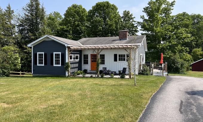 Manchester Center House | TUCKED ABOVE: IN TOWN 3 BDR/2 BATH