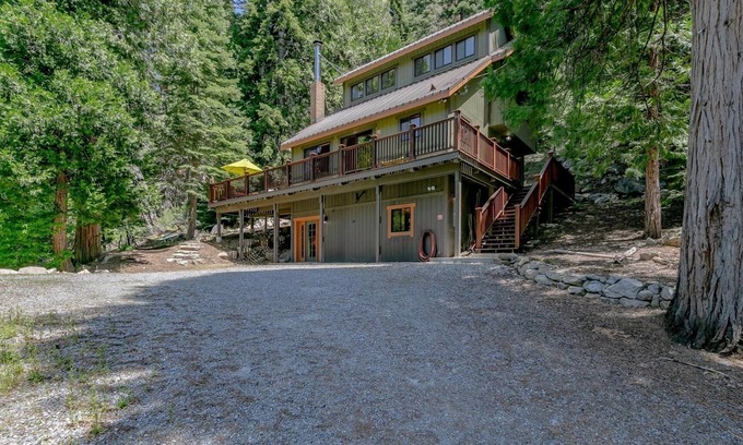 Strawberry Cabin | Tucked Away Cabin w/Amazing Views and Pool Table