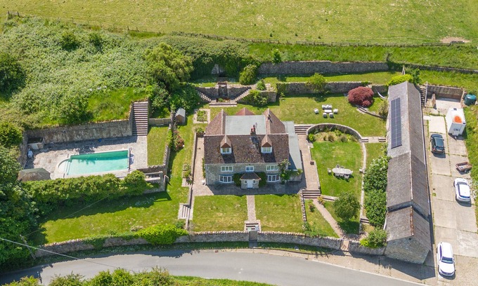 Newport Cottage | TUCKERS FARM, pet friendly, luxury holiday cottage in Gatcombe