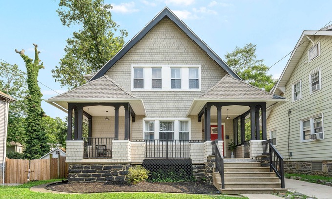 East Lansdowne House | Tudor Luxury- Comfy 4Bed Home, PHL, UPenn, Fast Wi-fi