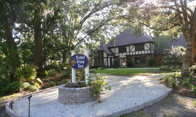 Summerville Bed & Breakfast | Tudor Oaks Inn