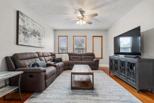 South Medford House | Tufts 3-Bed 2-Office Home with Laundry
