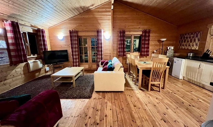 Ampney Crucis House | Tufty Lodge on the side of Lake Pochard