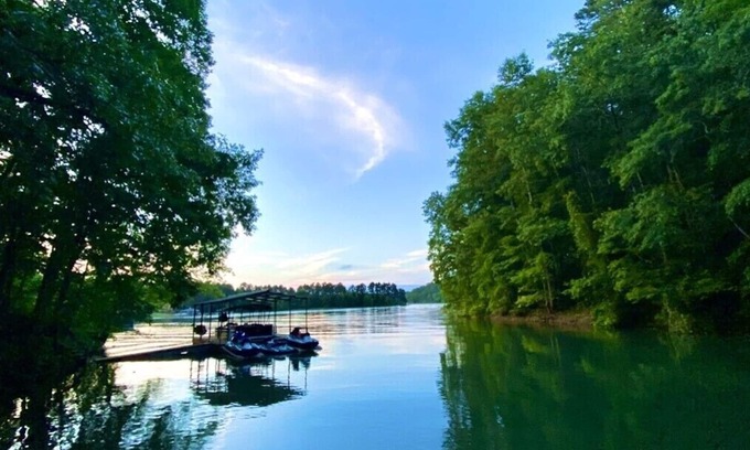 Martin House | Tugaloo Tuck-In on Lake Hartwell, PRIVATE COVE & coverd dock, firepit, huge yard