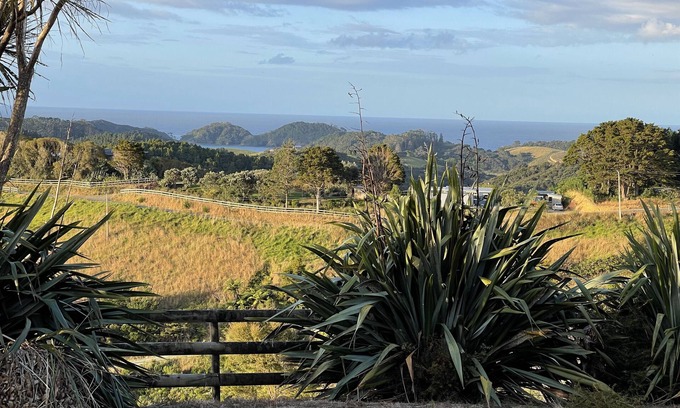 Tutukaka Cottage | Tui Cottage Private rural retreat with elevated views to the ocean