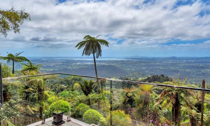 Waiatarua House | Tui Retreat with Breathtaking Views