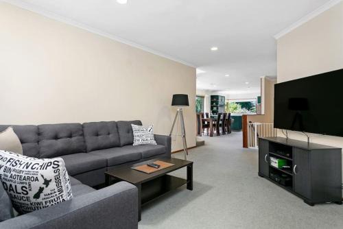 Hilltop House | Tuis Place, Spacious 3BR Retreat Near Town Centre