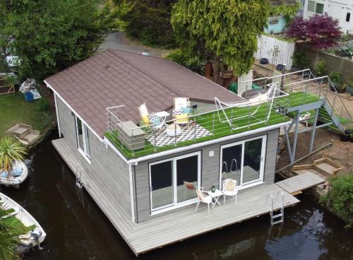 Richmond-upon-Thames Boat Rental | Tulana Taggs - floating home on idyllic island
