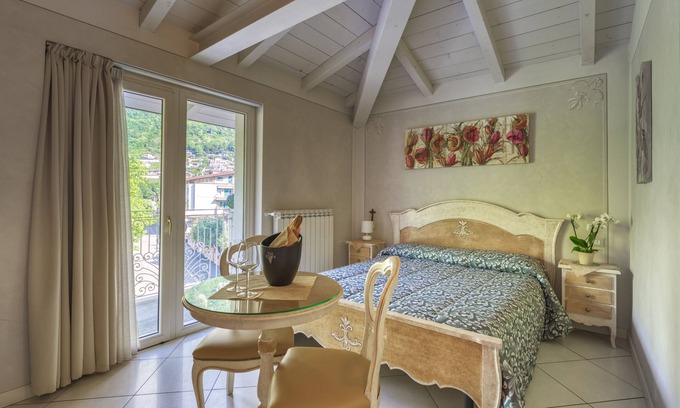 Darfo Boario Terme House | Tulip - Double Room with Balcony in Liberty Villa