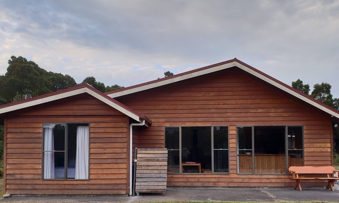 Tullah House | Tullah HideAway - Lakeside & Mountain Views