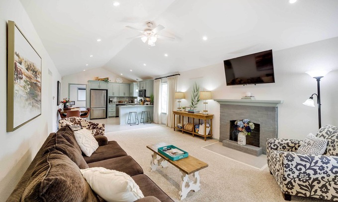 Cherry Street House | Tulsa Vacation Home ~ 3 Mi to Downtown