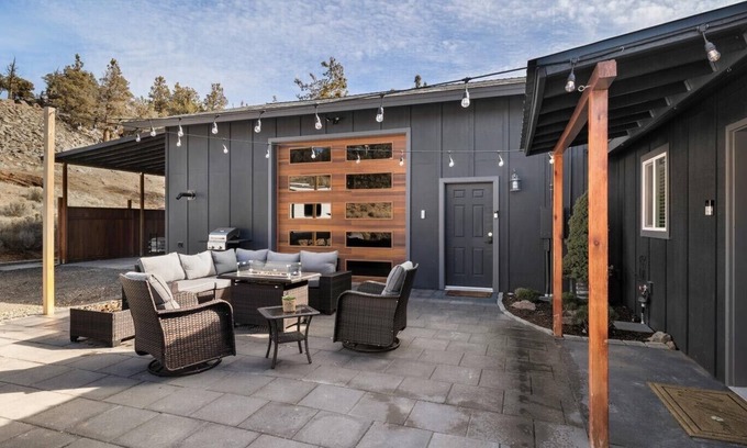Bend House | Tumalo Ranch Retreat, 3 Acres, Hot Tub, Swimming Pond, Games, Pet-Friendly!