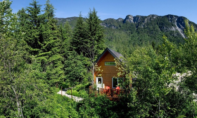 Revelstoke Cabin | Tundra Lodge - Alpha Mountain Lodging + Sauna