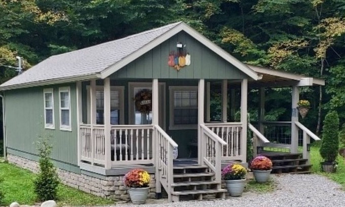 Elkins Cabin | Tunnel Mountain Getaways- Cozy Retreat with Scenic Views!