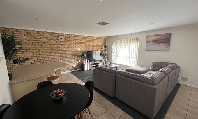 South Kalgoorlie House | Tupper Retreat - Modern 3 Bedroom 2 bathroom home with ALL amenities!