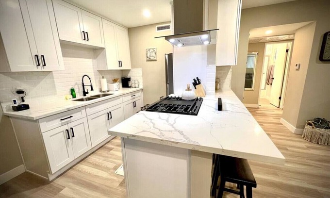 Montrose Apartment | Turn-key 2 Bedrooms | Move-In Ready!