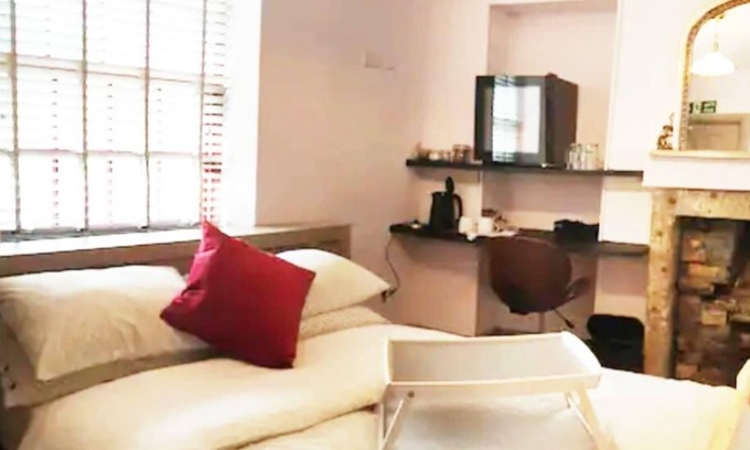 Burnley Cottage | Turner - En-suite Room in Canalside Guesthouse