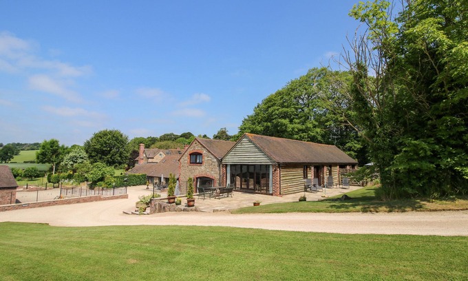 Wall-under-heywood Cottage | TURNIP HOUSE, pet friendly, luxury holiday cottage in Cardington