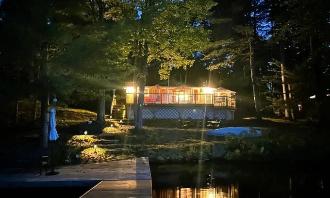 Gravenhurst Cottage | Turtle Lake House-Vacation in Muskoka, lakeside and next to a nature reserve