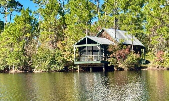 Apalachicola Cabin | Turtle Pond cabin in Apalachicola with WiFi, Pet Friendly, Couples Retreat