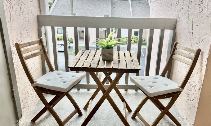Fort Pierce Condo | Turtle Tropical Retreat π’βοΈπ΄ Lovely 2b 2b with ocean peek and loft! STR 22-33557