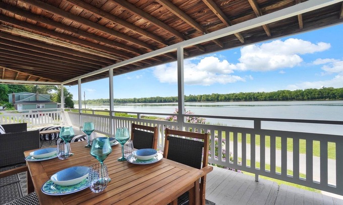 Salunga Cottage | Tuscan River Retreat with Scenic River Views