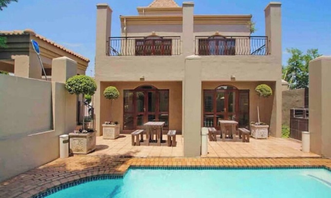 Lone Hill Apartment | Tuscan style loft, 2 patios, WiFi, Netflix , poolnn