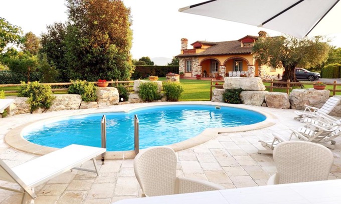 Capannori Villa | Tuscan Villa exclusive use of private pool A/C Wifi Villa Briciola