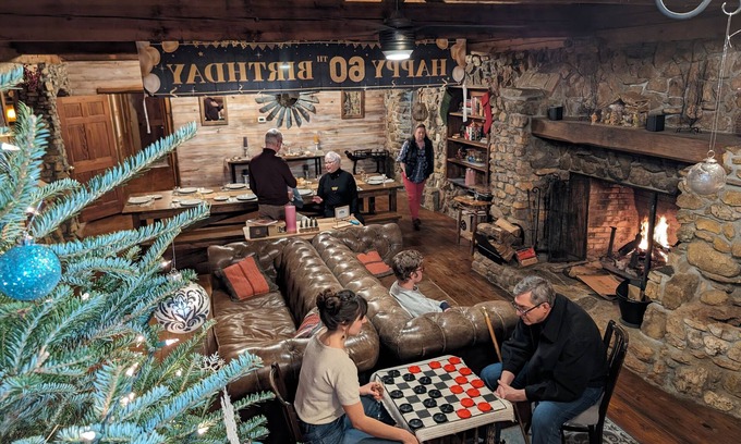 Dawsonville Cabin | Tuscan Villa: Sauna ColdPlunge BrideSalon Fireplace Firepit DahlonegaWine