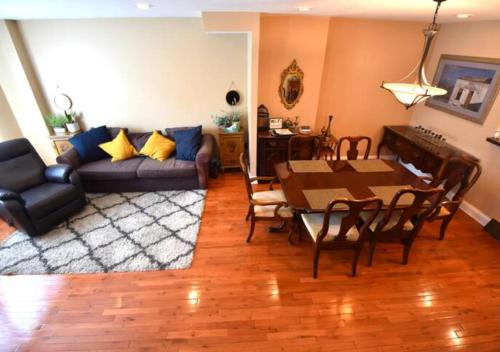 Eastwick Apartment | Tuscany 2900 - Classic Italian Style 3BR w Parking near Airport