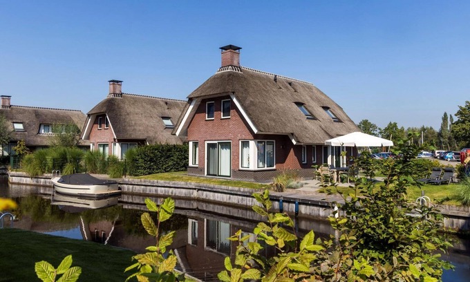 Idskenhuizen House | Twadde Thùs is an 8 person wellness water villa
