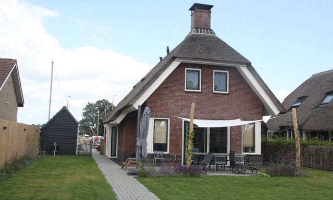 Idskenhuizen House | Twee gebroeders is a 10 person water villa