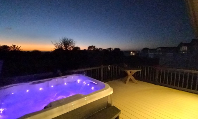 Truro Cabin | Twilight Lodge & Hot Tub (2 Bd rm) 2.5 miles to beach, peaceful setting.