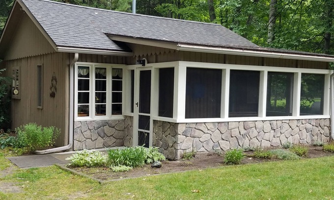 Honor Cabin | Twin Birch Resort - The Brown Bear Cabin: Lake Access with Rowboat and Kayak!