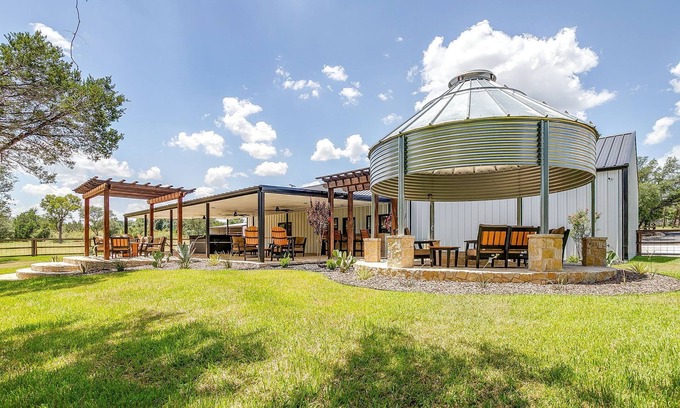 Glen Rose House | Twin Cedar Creek Ranch Hot Tub, Outdoor Kitchen & Nature Retreat