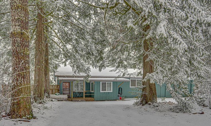Zigzag House | Twin Cedars Getaway - Meredith Lodging