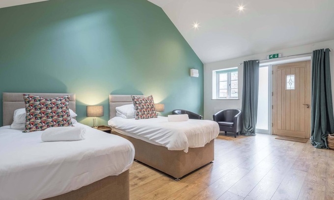 Cambridge Apartment | TWIN Deluxe Disabled Access and Wet Room with Courtyard View - Newton