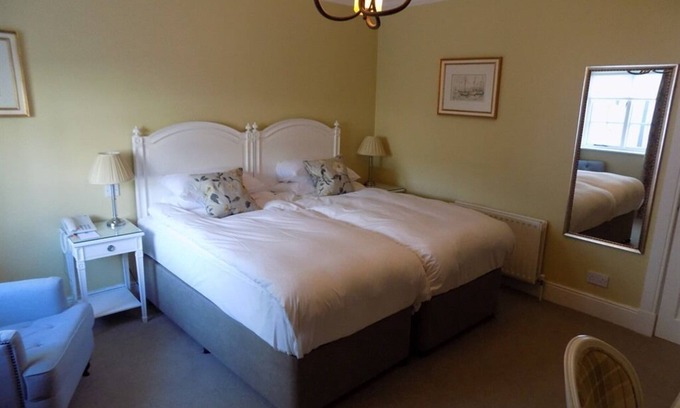 Termonfeckin Hotel | Twin Ensuite with Bath at Flynns of Termonfeckin