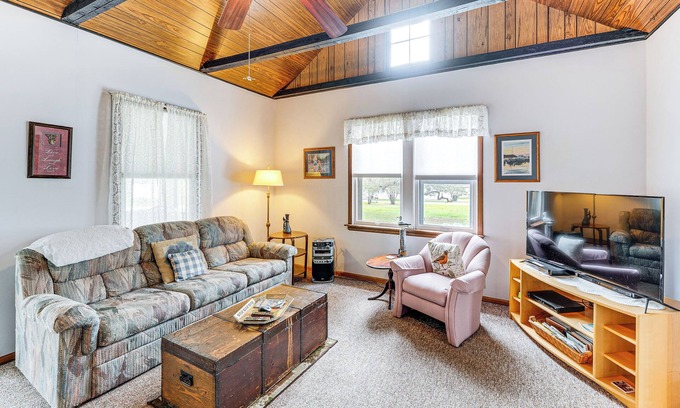 Twin Lakes Cottage | Twin Lakes Cottage: Walk to Elizabeth Lake!