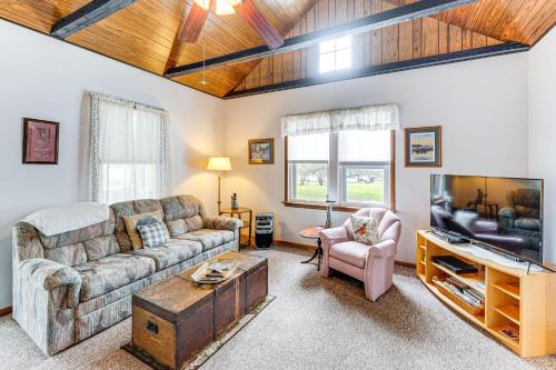 Twin Lakes House | Twin Lakes Cottage Walk to Elizabeth Lake!