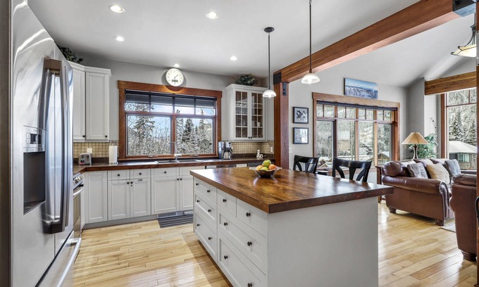 Sun Peaks Ski Chalet | Twin Oaks Chalet: 4BR Ski-In Chalet in Sun Peaks Resort w/Private Hot Tub