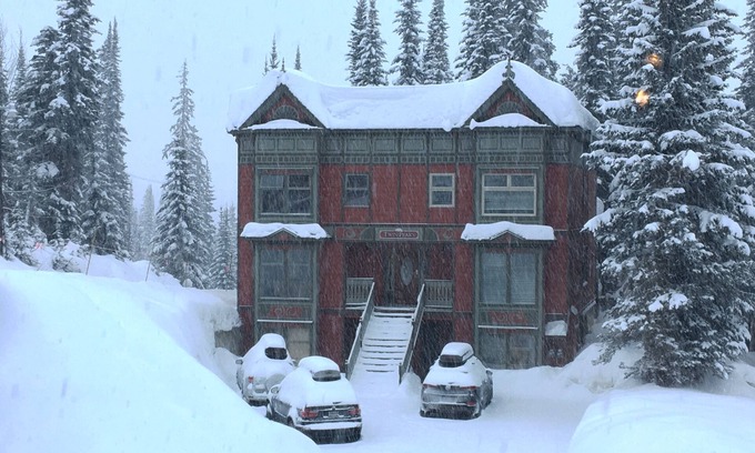 Silver Star Mountain House | Twin Peaks A. True ski-in ski-out. 4-BR 4-BA 2300 sq ft 3 levels sleeps 15