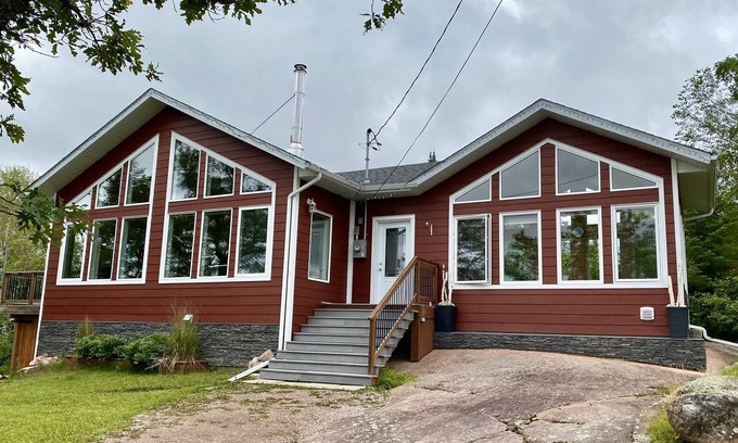 Manitoba Cabin | Twin Peaks Retreat- Cozy all-season cottage at beautiful Big Whiteshell Lake!