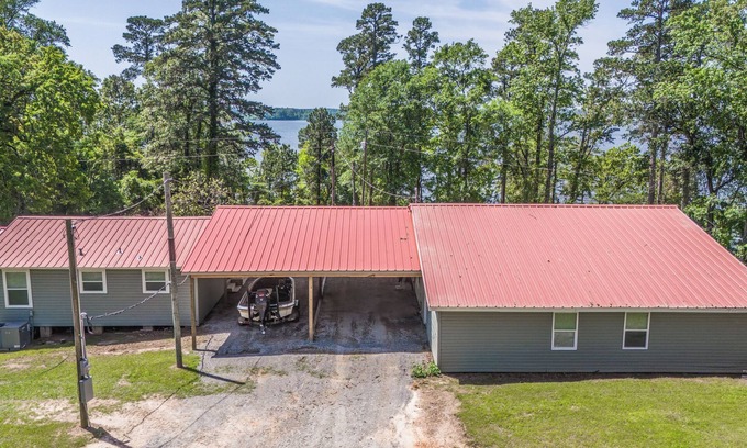 Avinger House | TWIN PINES - 6 Bedroom - 3 Bath - Houses