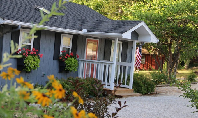 Eagle Rock House | Twin Pines Shanty, Dog Friendly. Sleeps 6. Lakeview. Free Wifi