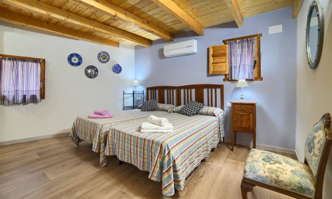 Ejulve House | Twin room-Private Bathroom-Mountain view-Azul