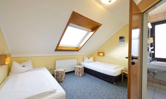Kirchberg House | Twin Shower/WC, TV - Landhotel Karrenberg